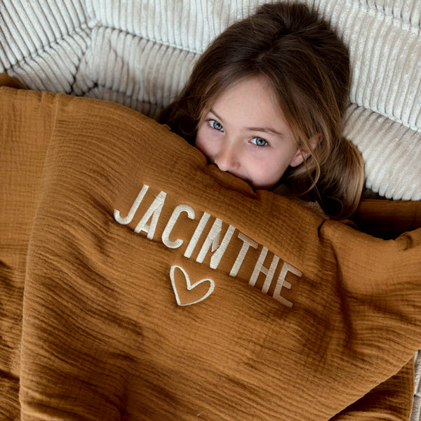 jacky-and-family-sac-de-couchage-couverture-lit-enfant-caramel-voyage-gaze-de-coton-personnalisé-9