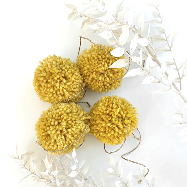 jacky-and-family-pompons-laine-jaune-moutarde-1