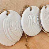 MÉDAILLE VIERGE EN PORCELAINE