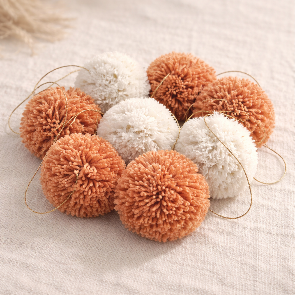POMPONS À SUSPENDRE - TERRACOTTA ET ÉCRU DORÉ – Jacky And Family