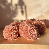 POMPONS À SUSPENDRE - TERRACOTTA