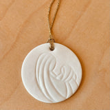 MÉDAILLE VIERGE EN PORCELAINE