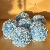 POMPONS À SUSPENDRE - BLEU
