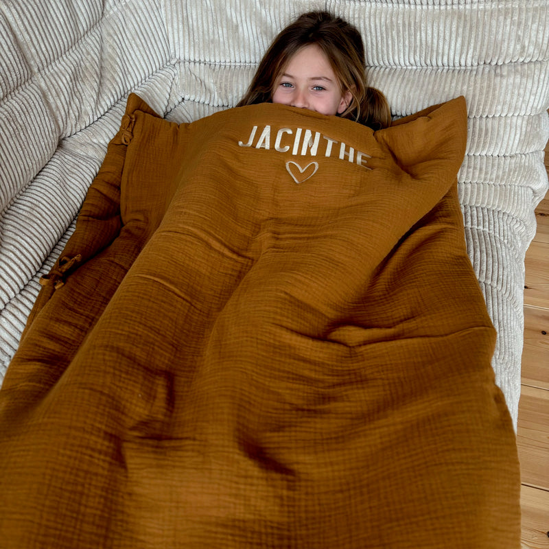 jacky-and-family-sac-de-couchage-couverture-lit-enfant-caramel-voyage-gaze-de-coton-personnalisé-3