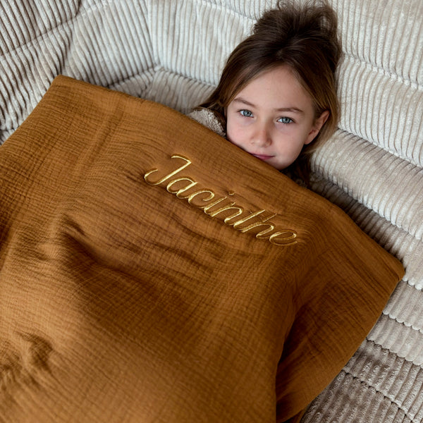 jacky-and-family-sac-de-couchage-couverture-lit-enfant-caramel-voyage-gaze-de-coton-personnalisé-2