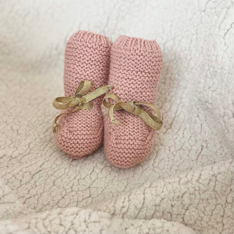 Chaussons bébé perle avec noeud satin et roulé ROSE