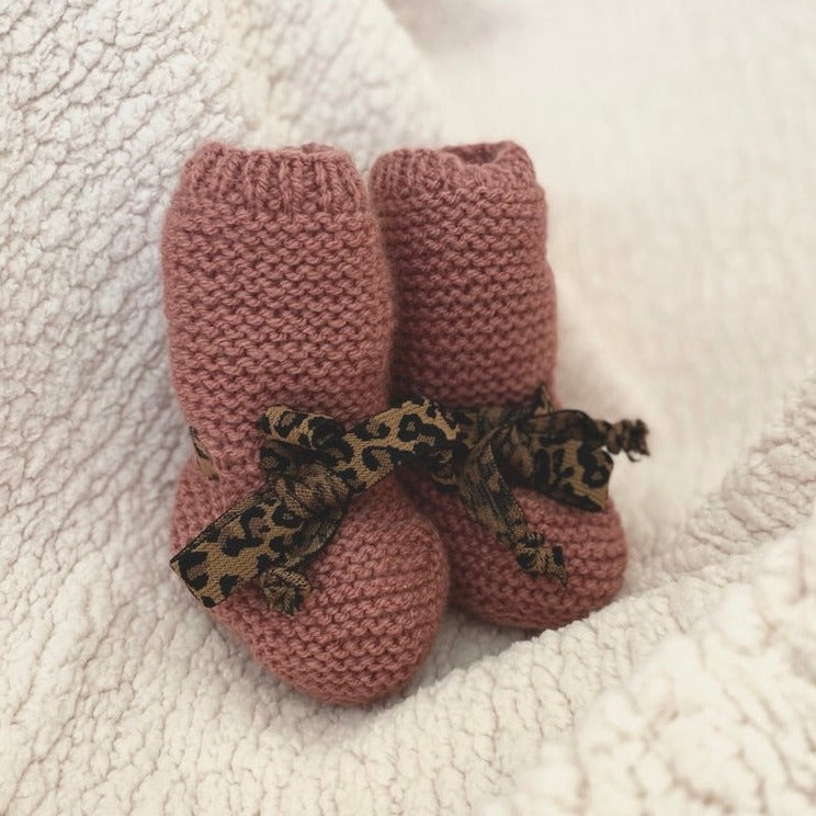 jacky-and-family-chaussons-bébé-tricot-laine-bois-de-rose-leopard-1