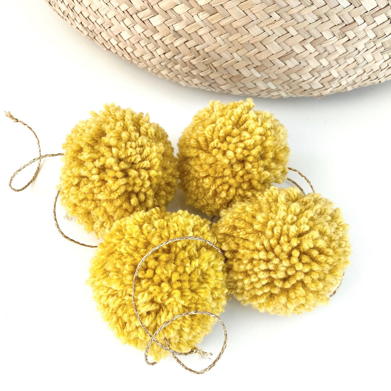 jacky-and-family-pompons-laine-jaune-moutarde-4