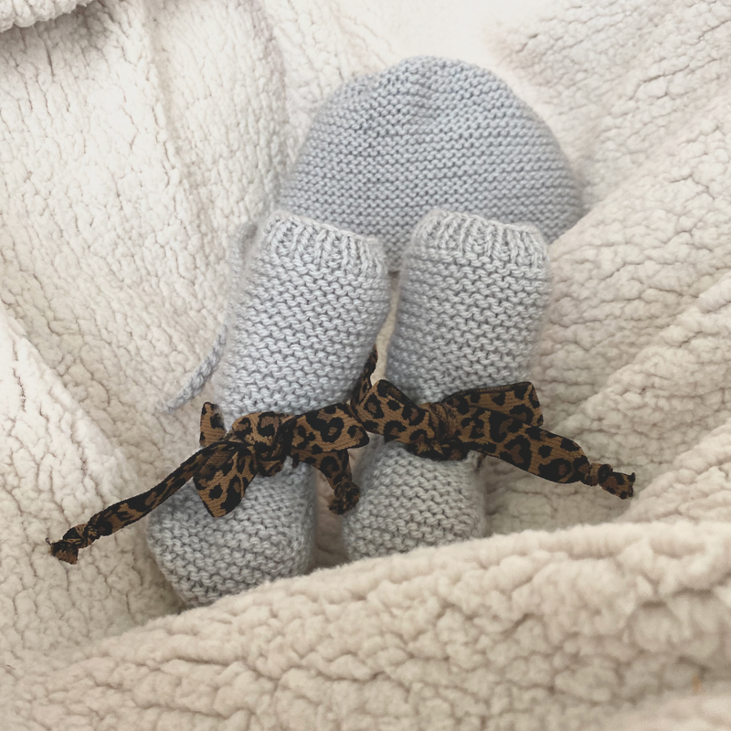 jacky-and-family-chaussons-béguin-tricot-laine-gris-élastique-ruban-léopard-3
