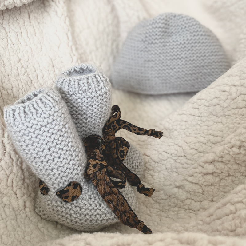 jacky-and-family-chaussons-béguin-tricot-laine-gris-élastique-ruban-léopard-2