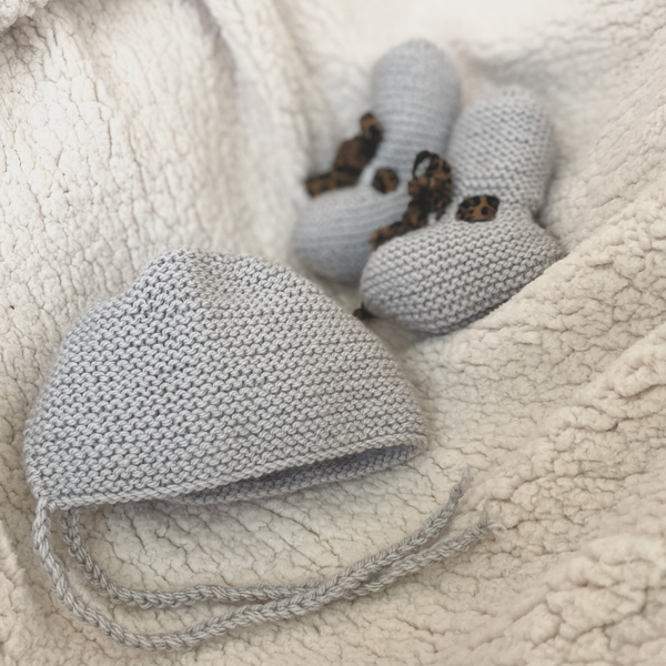 jacky-and-family-chaussons-béguin-tricot-laine-gris-élastique-ruban-léopard-1
