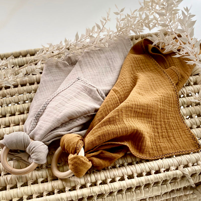 jacky-and-family-doudou-lange-dentition-bébé-bois-caramel-marron-7