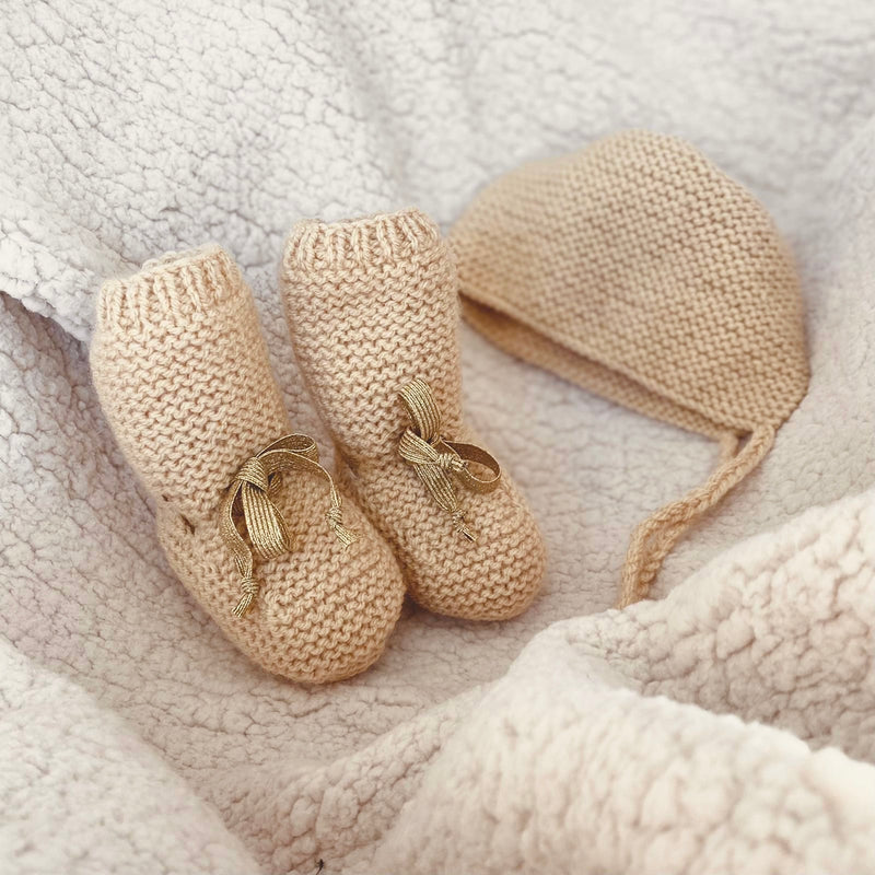jacky-and-family-chaussons-bonnet-beguin-bébé-laine-tricot-beige-nude-elastique-doré-3
