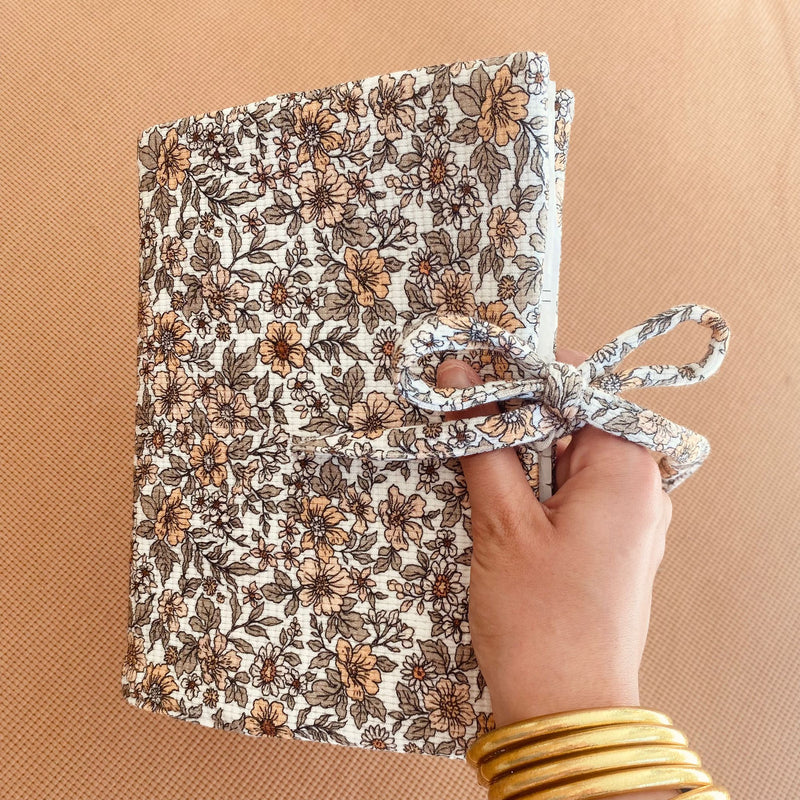 jacky-and-family-protege-carnet-de-sante-fleurs-liberty-fleurs-sechees-personnalisé-1