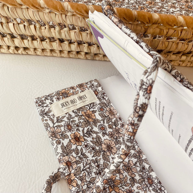 jacky-and-family-protege-carnet-de-sante-fleurs-liberty-fleurs-sechees-personnalisé-3