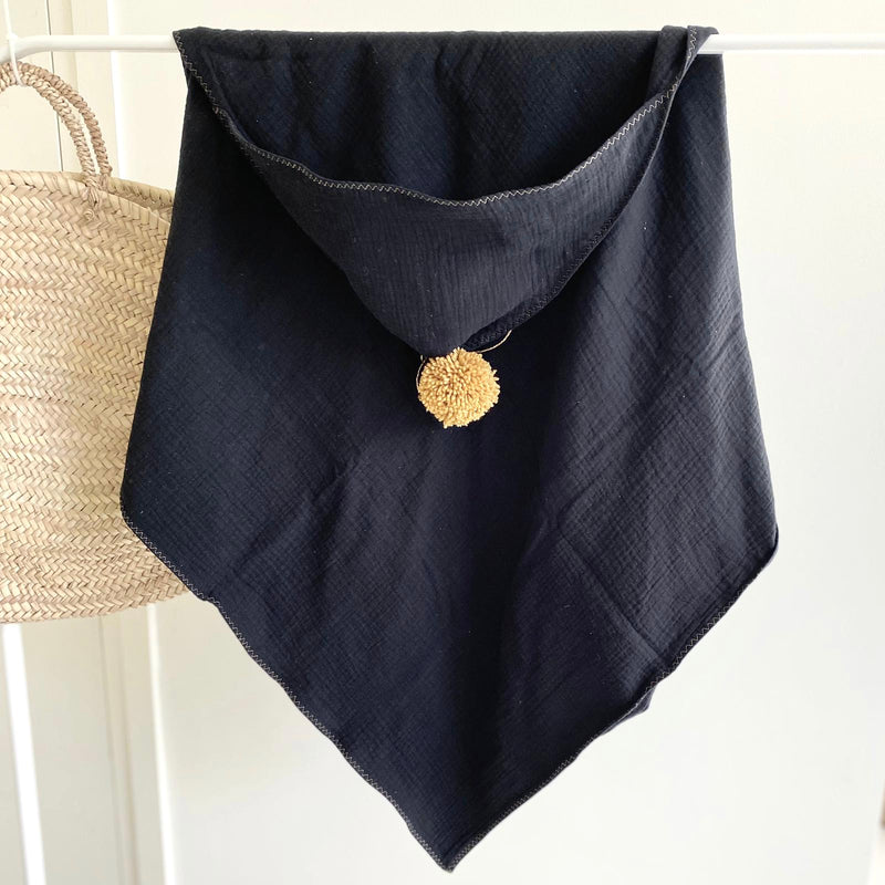 jacky-and-family-sortie-de-bain-bébé-double-gaze-noire-pompon-1