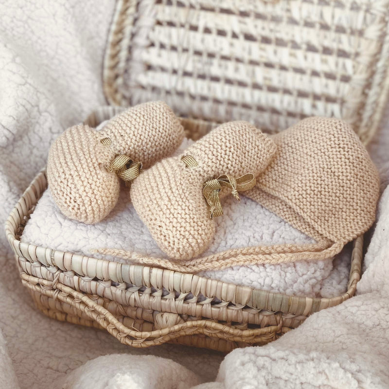 jacky-and-family-chaussons-bonnet-beguin-bébé-laine-tricot-beige-nude-elastique-doré-5