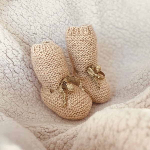 jacky-and-family-chaussons-bébé-laine-tricot-beige-nude-elastique-doré-1