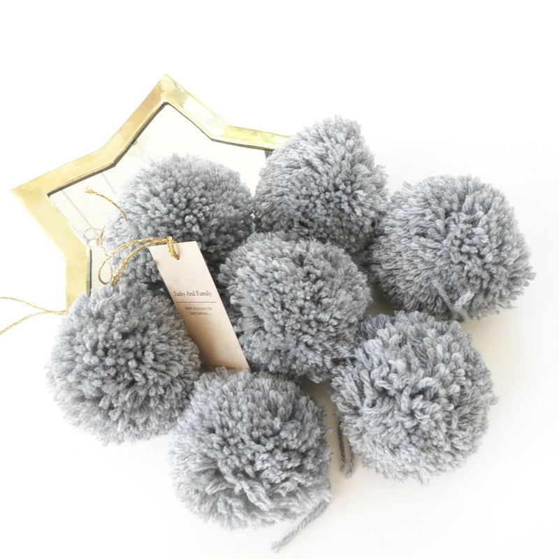 jacky-and-family-pompons-laine-gris-souris-1